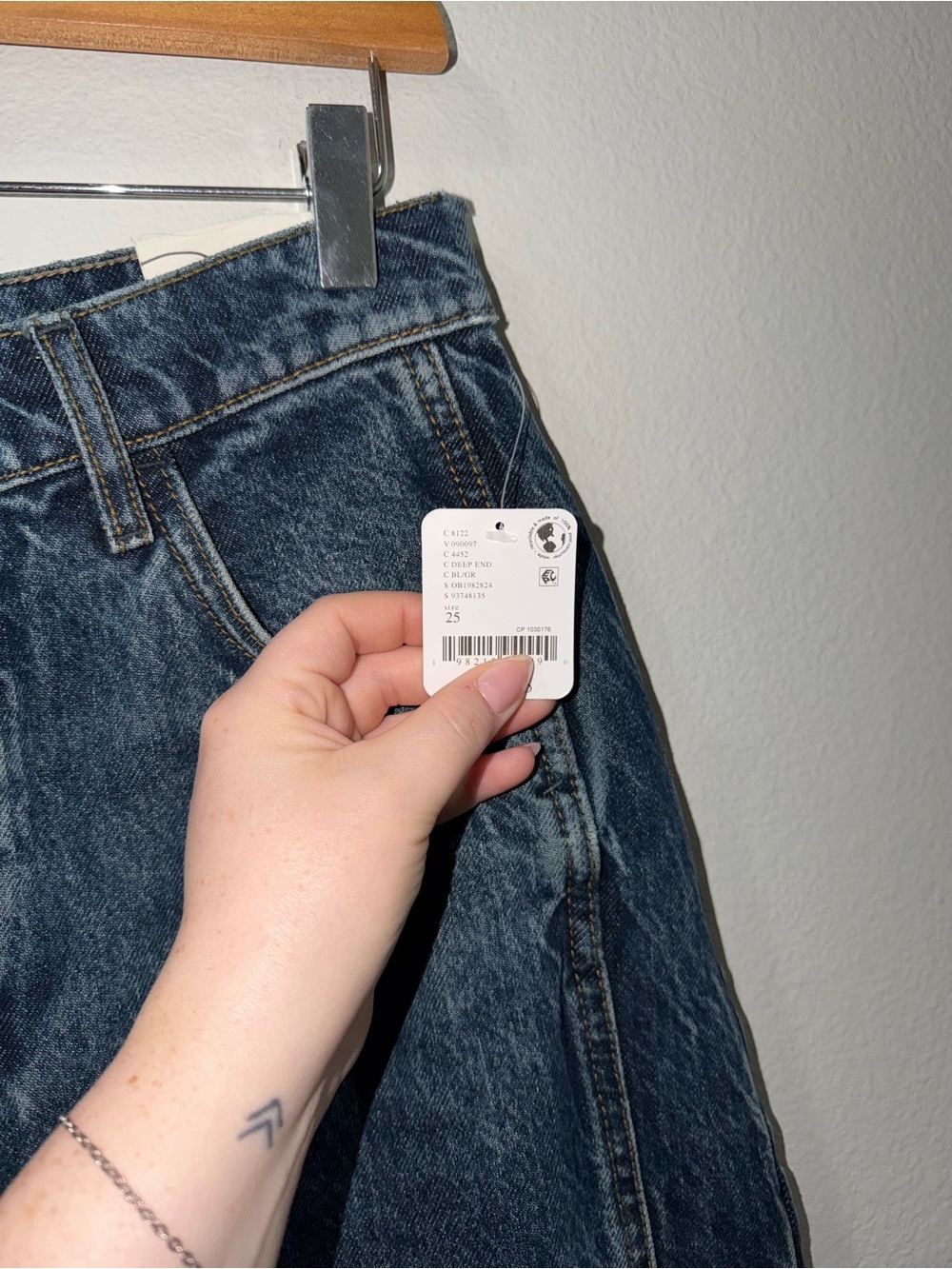 FREE PEOPLE We The Free Good Luck Mid-Rise Barrel Jean Size 25 In Deep End Boho - Picture 5 of 7